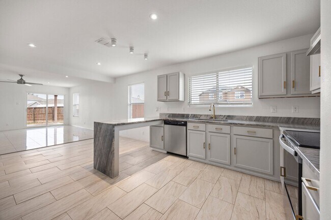 Building Photo - Beautiful 3 bedroom 2 bath home on Big Corner Lot!