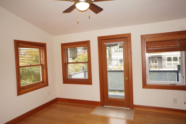 Building Photo - Amazing two bedroom sellwood beauty!