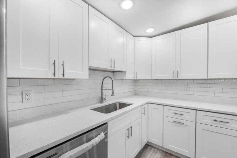 Building Photo - 2110 Alemanda Dr