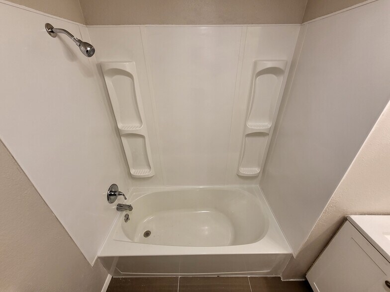 Shower - 5155 Quinella Ct