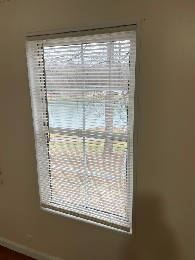 Building Photo - LJE #09