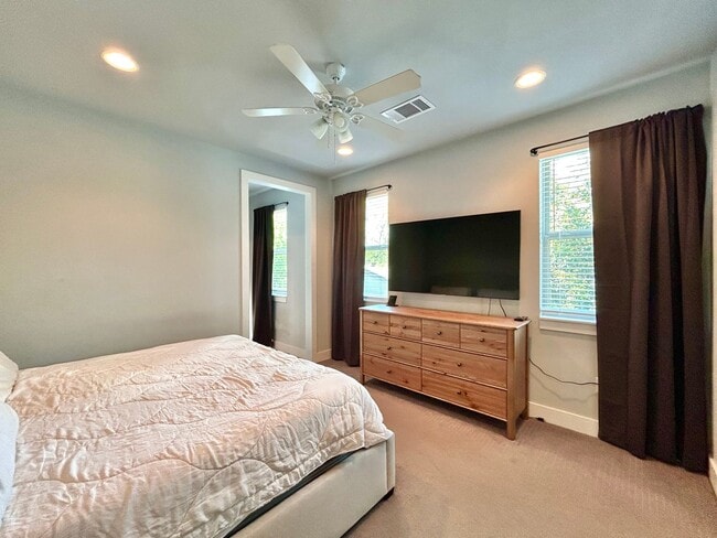 Building Photo - 930 E 54th St