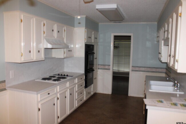 Building Photo - 713 Meadow Creek Dr