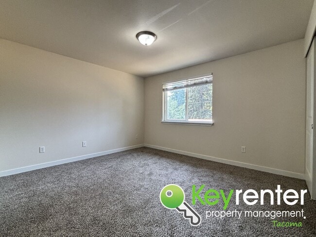 Building Photo - Spacious 3-Bedroom Home in Quiet Lakewood ...