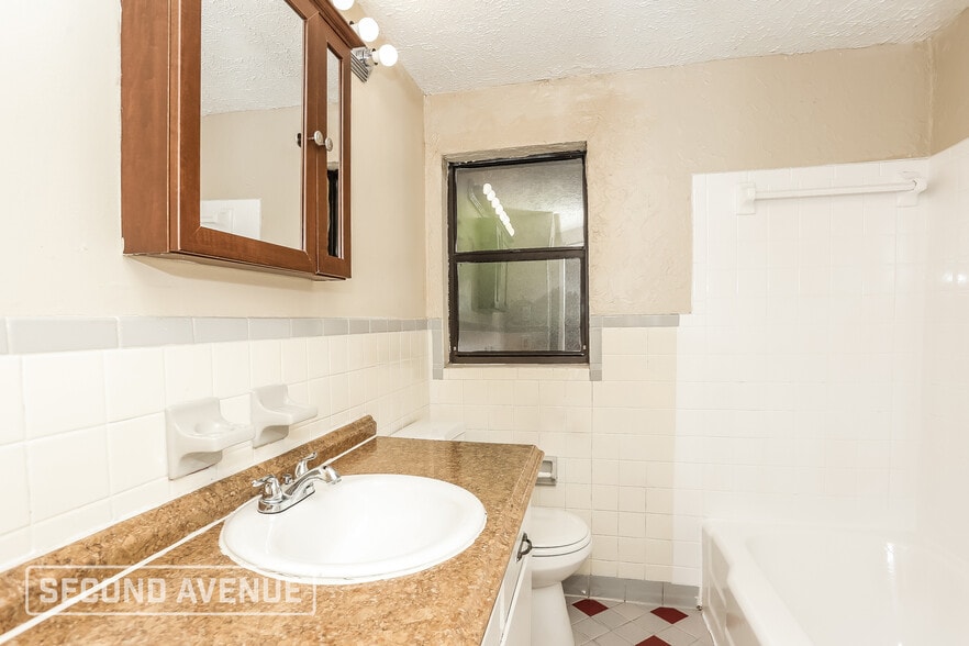 Building Photo - 7938 Lake Park Ct