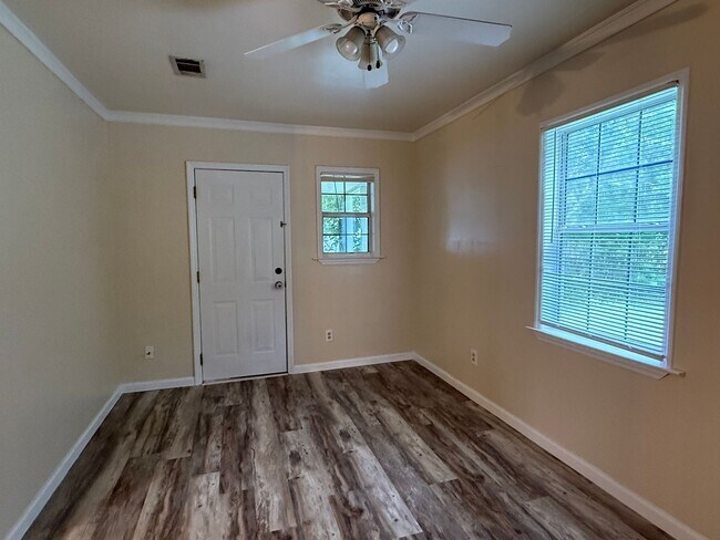 Building Photo - 3BR/2BA Single-Family Home with Versatile Bonus Room & No Carpet!