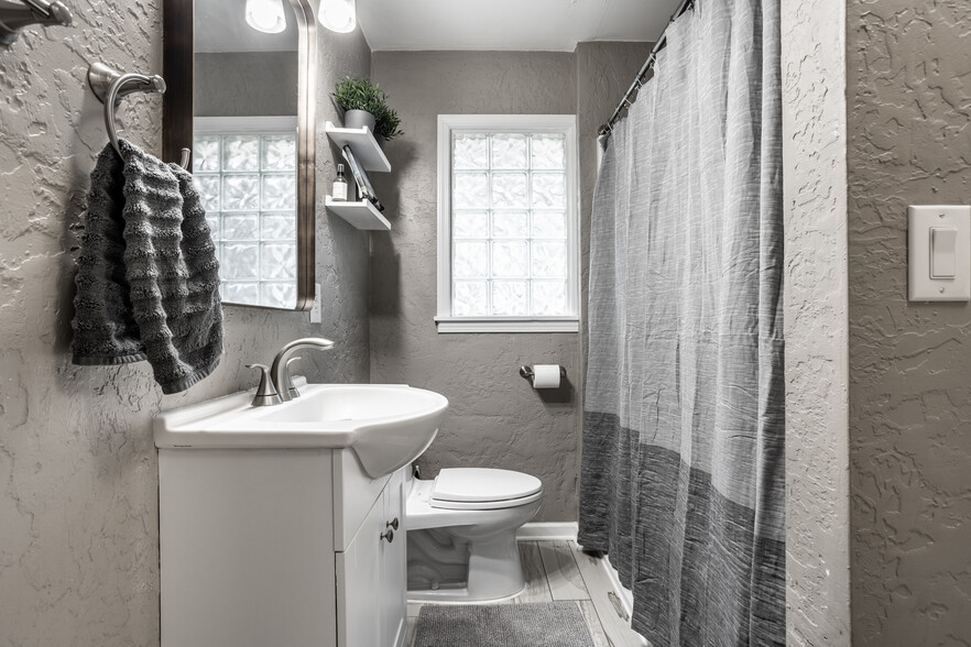 Bathroom - 5860 Primrose Ave