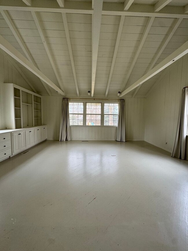 Building Photo - 2912 Woodlawn Dr