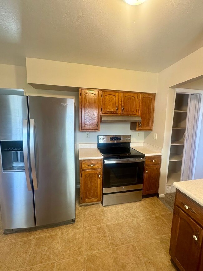 Building Photo - 4 Bedroom Split-Level in Widefield