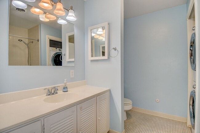 Building Photo - DOWNTOWN NORFOLK TOWNHOUSE