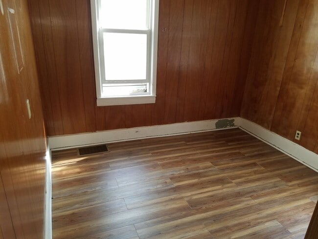 Building Photo - 2 bedroom 1 bath house