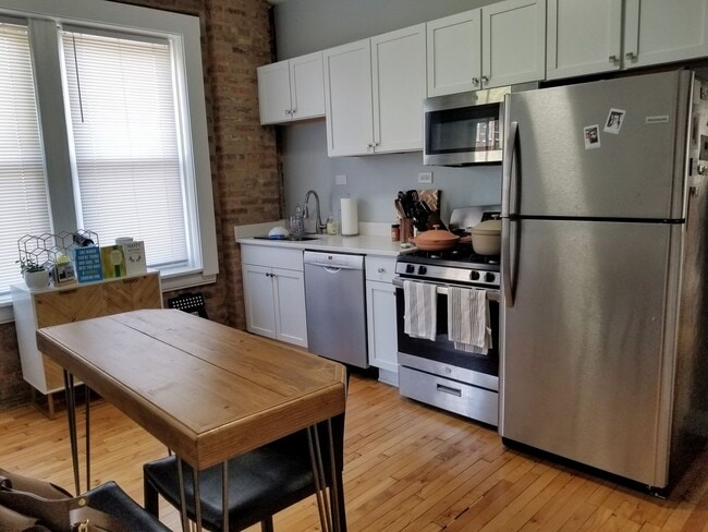 Building Photo - 3 bedroom rehab in the heart of Ukrainian Village