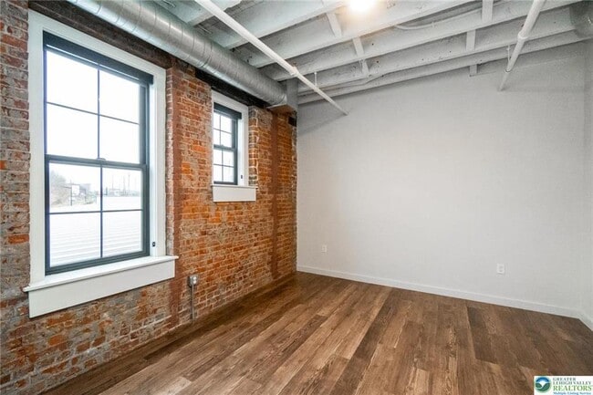 Building Photo - 107 Hamilton St