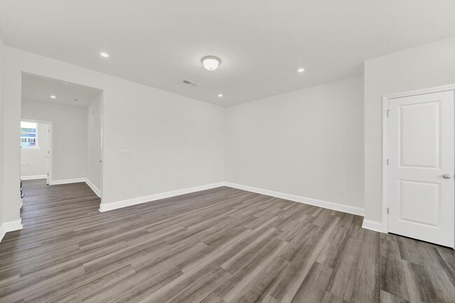 Building Photo - Gorgeous Townhome in Belmont!