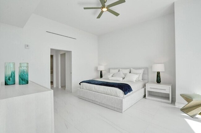 Building Photo - 900 N Ocean Blvd