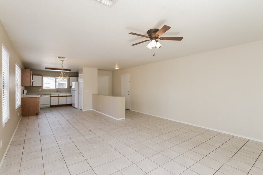 Building Photo - 2200 E Spruce Dr