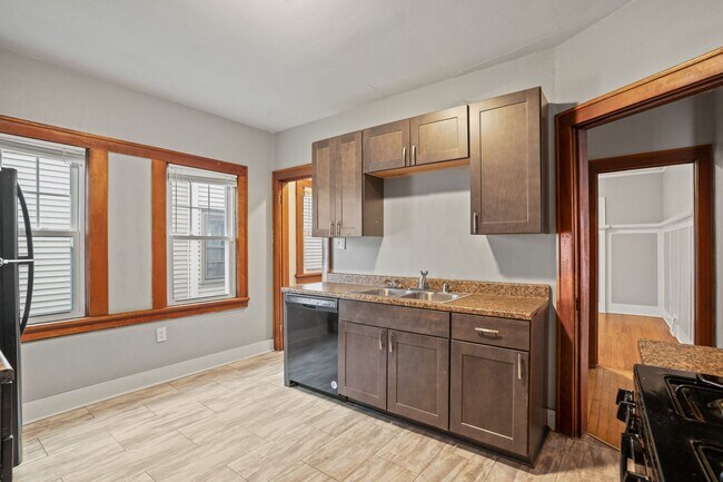 Building Photo - Rare 2 bedroom Lower