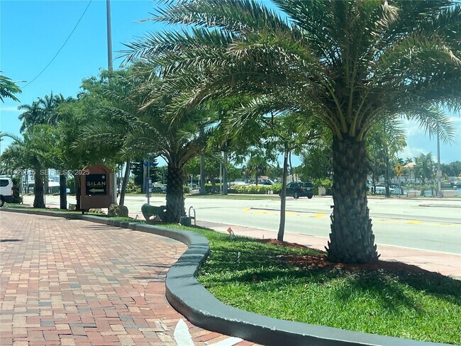 Building Photo - 5225 Collins Ave