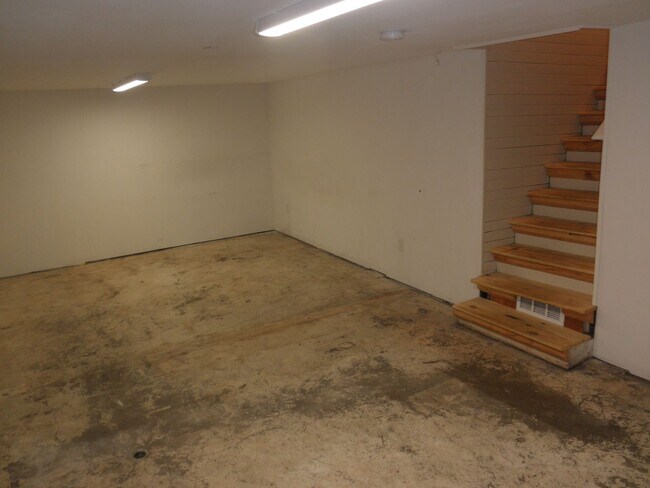 Building Photo - Charming home with basement