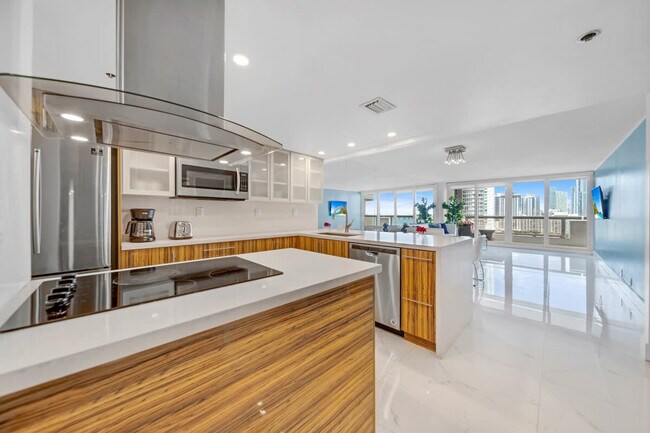 Building Photo - 1717 N Bayshore Dr