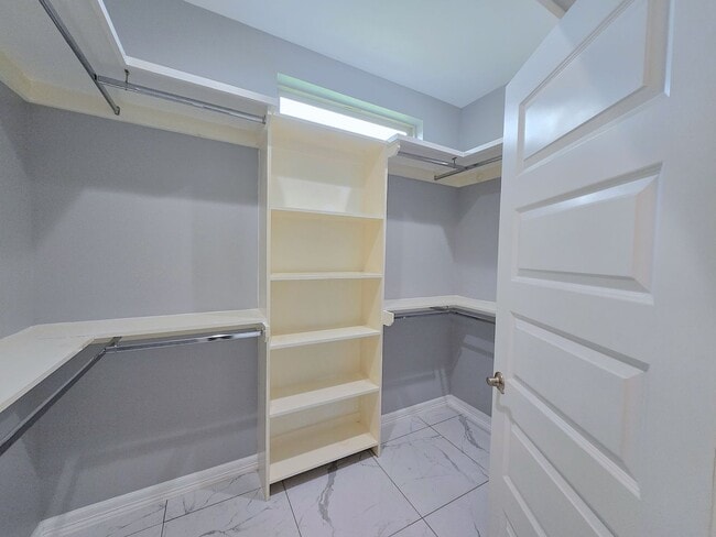 Building Photo - Beautiful Modern 4 Bed/3 Bath/2 Gar Centra...