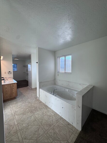 Building Photo - 580 N Allanwood Pl