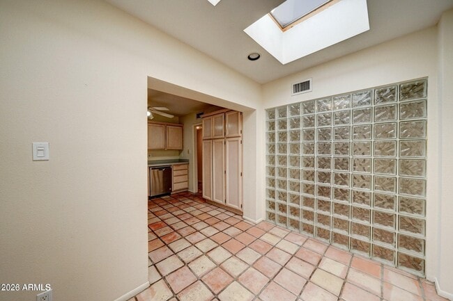 Building Photo - 616 E Manzanita Dr