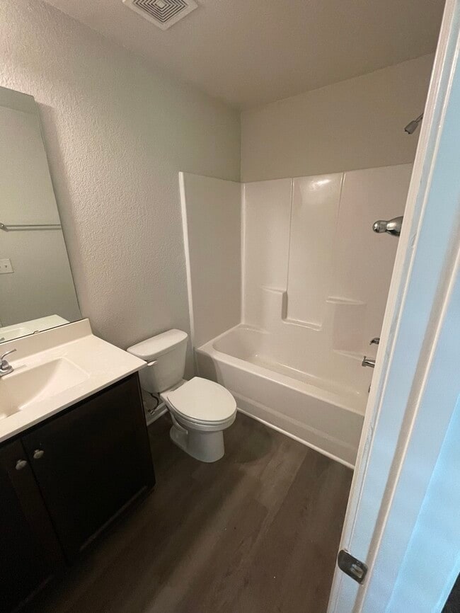 Building Photo - 2BD 2BA Townhome