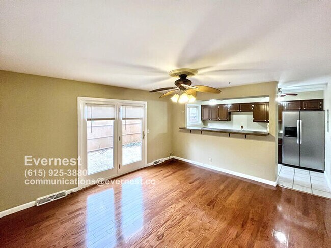 Building Photo - Lovely 3-Bedroom Townhome with Modern Comf...