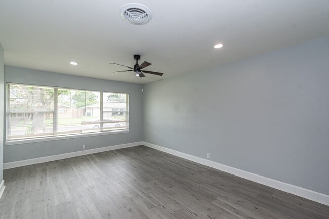 Building Photo - 5429 De Lange Ln