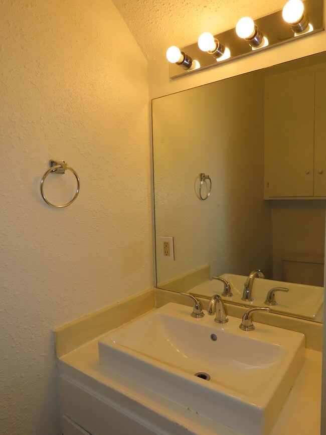 Building Photo - Quaint 2 Bedroom 1.5 Bath in a Country Set...
