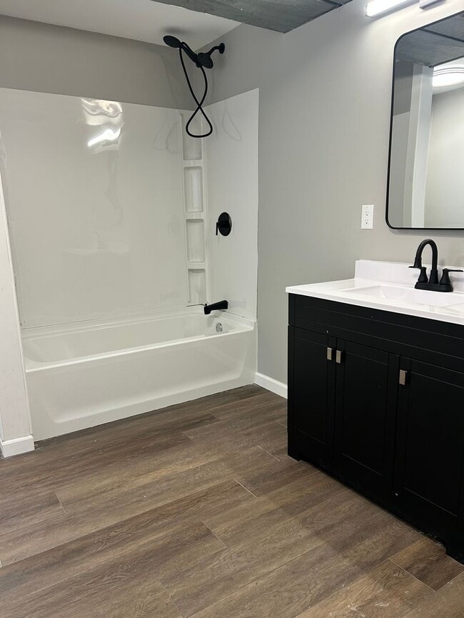 Building Photo - Newly Remodeled - Available Now!