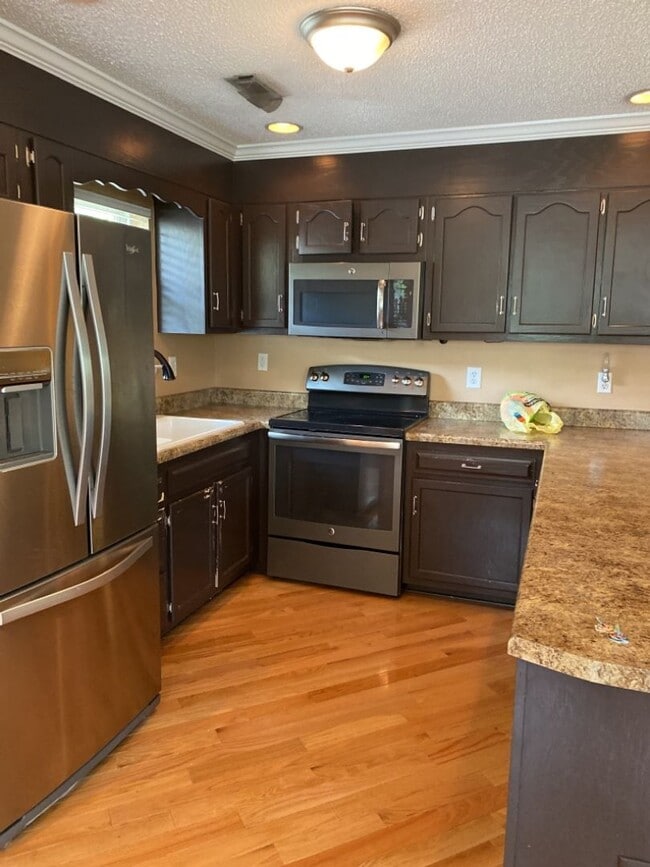 Building Photo - $350 Off First Month! Great 1 bedroom 1 ba...