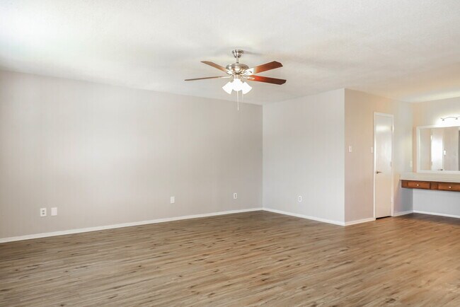 Building Photo - 2325 Woodhollow Ave