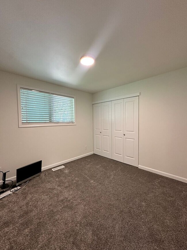 Building Photo - Stunning 3 Bedroom and 3 Bathroom Home, La...