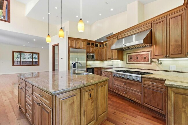 Building Photo - 3911 Pepper Tree Ct