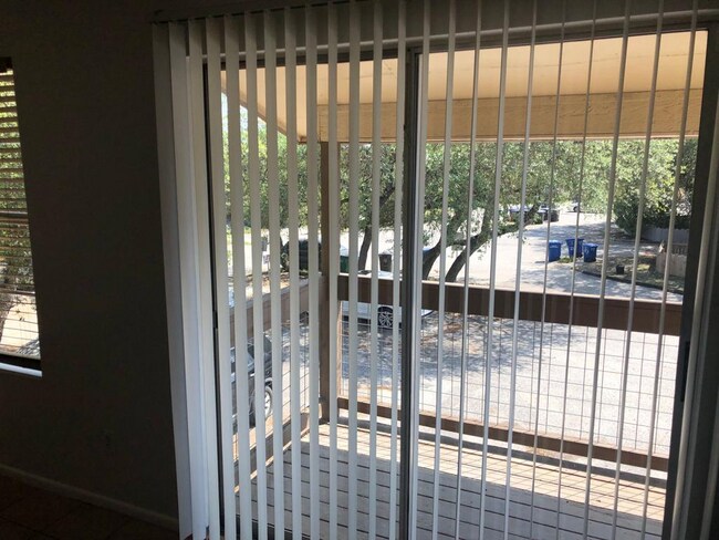 Building Photo - 2 bedroom/2 bathroom Apartment off Medical Dr & Babcock