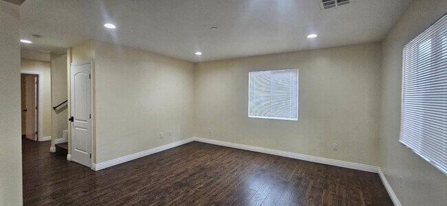 Building Photo - 75(611)