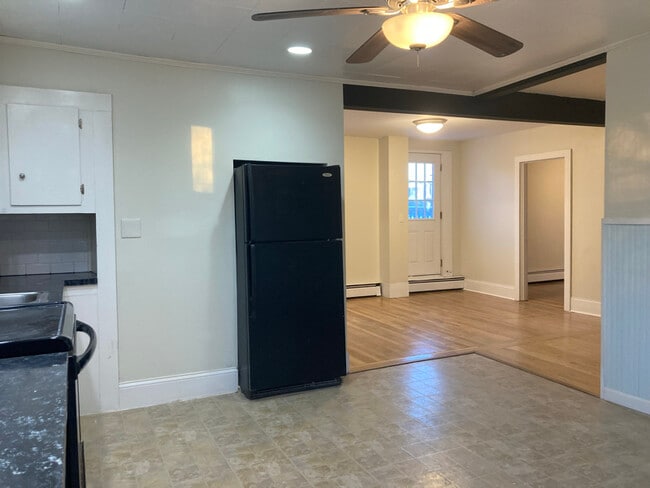 Building Photo - 28 1/2 Grove St