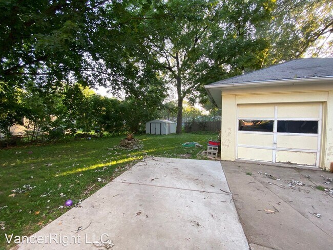Building Photo - 3 br, 1.5 bath House - 2107 S Grange Ave