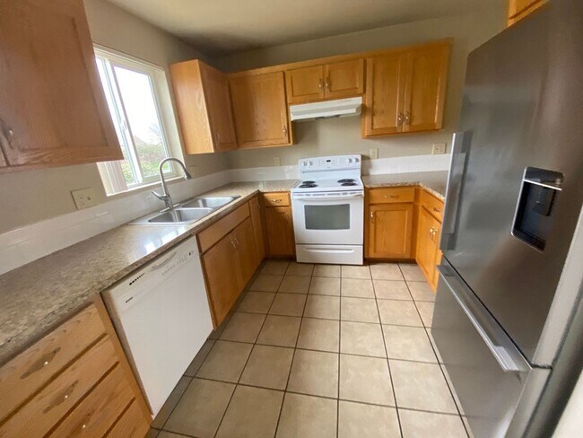 Building Photo - large 3 Bedroom 2.5 Bath Springfield duplex