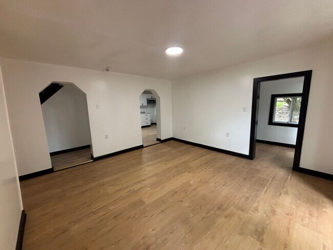 Building Photo - Beautiful 3 Bedroom, 2 Bathroom Home with Private Drive and Large Yard!