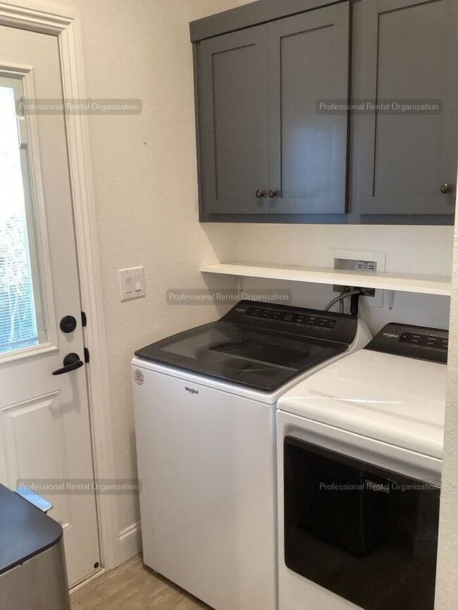 Building Photo - Wine Country Living at Its Finest