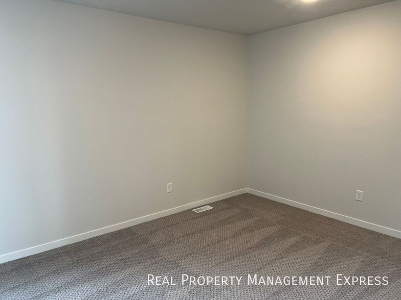 Building Photo - 5516 S Huntwood Ave