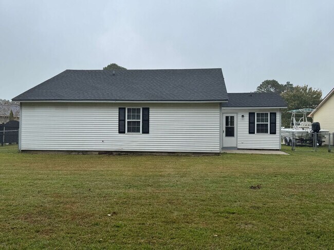 Building Photo - 4 Bedrooms/2 Bath Ranch Home!