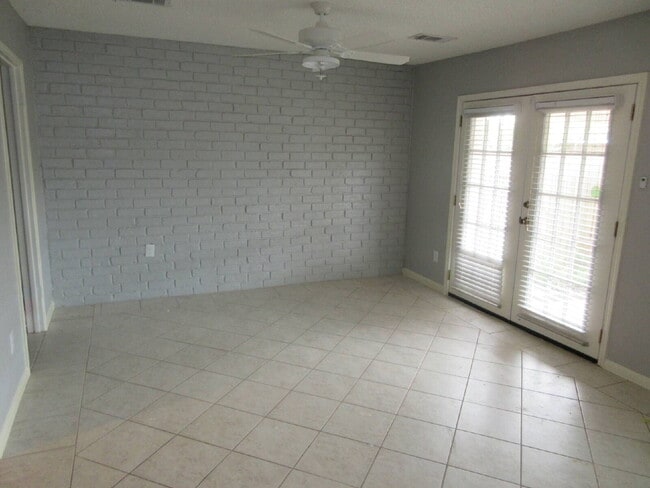 Building Photo - This charming 3-bedroom, 2.5-bath townhome in Memorial Club!
