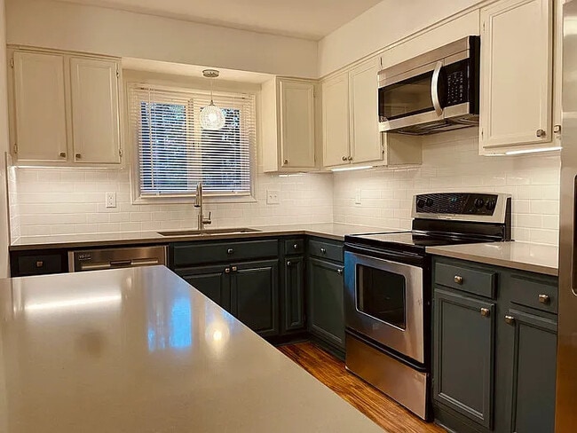 Building Photo - Raleigh Townhouse on Kentwood Park w/ fenced yard