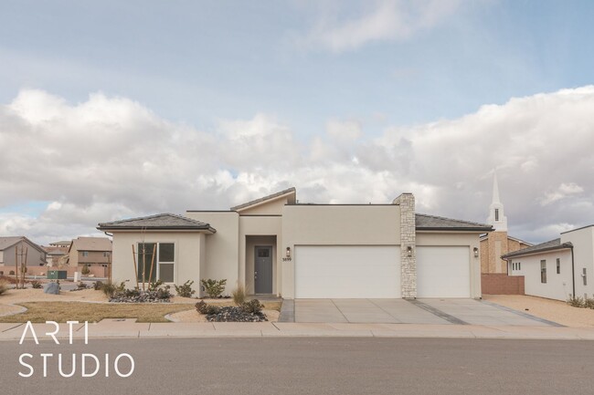 Building Photo - Newer Model Home in Desert Cliffs