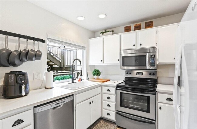 Building Photo - 12 Corniche Dr