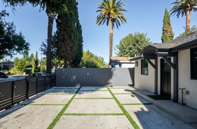 Building Photo - 2706 Cochran Ave